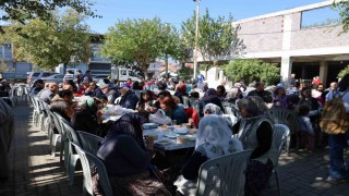 Köyün gençleri ve ihtiyar heyeti, tüm köyü aynı sofrada topladı