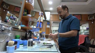 Kuaför yerine berberi tercih ediyor, klasik işletmesinde hala çeyrek asır önceki müşterisini tıraş ediyor