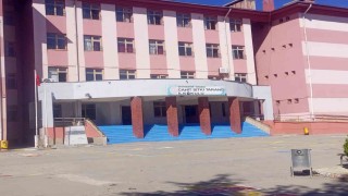 Küçük Sidranın talebi yerine getirildi, konferans salonu tiyatro sahnesine dönüştü