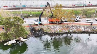 Küçükçekmece Menekşe deresindeki batık tekneler temizleniyor