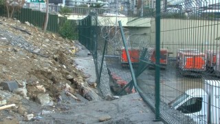 Küçükçekmecede dondurma fabrikasının istinat duvarı çöktü