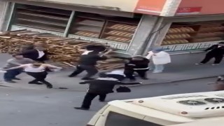 Küçükçekmecede iki grup arasında bıçaklı sopalı kavga kameraya yansıdı