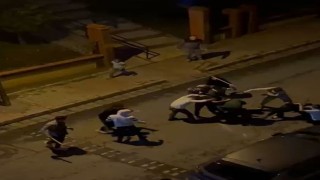 Küçükçekmecede iki grup arasındaki sopalı kavga cep telefonu kamerasında