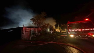 Küçükçekmecede iş yeri yangını elektrik tellerine sıçradı, patlamalar peş peşe geldi