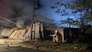 Küçükçekmecede işyerinde başlayan yangın elektrik tellerine sıçradı, patlalar peş peşe geldi