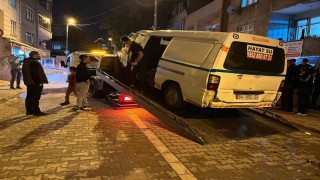 Küçükçekmecede otomobil park halindeki 4 araca çarptı: 2 yaralı