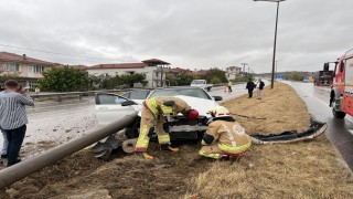 Kulada facianın eşiğinden dönüldü: Otomobil orta refüje çıktı