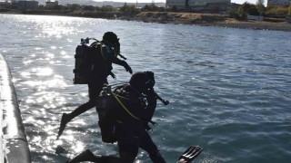 Kurbağa adamlar ve deniz polisi Van Gölünde kaçakçılara göz açtırmıyor