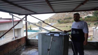 Kurduğu sistemle depoladığı yağmur suyunu evde kullanan vatandaş sosyal medyada ilgi odağı oldu