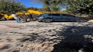 Kurtalanda çukura düşen araç kepçe yardımıyla çıkartıldı