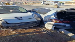 Kurtalanda iki otomobil çarpıştı: 1 yaralı