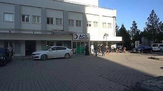 Kurtalanda kontrolden çıkan motosiklet devrildi, 2 kişi yaralandı