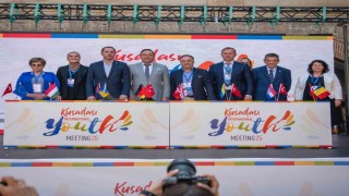 Kuşadasından dünyaya barış, kardeşlik ve dostluk mesajları yollandı