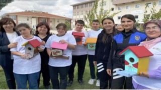 Kütahya emniyetinden özel öğrencilere yönelik ahşap kuş evleri boyama etkinliği