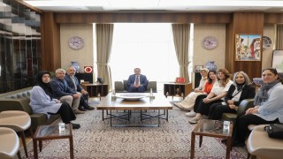 Kütahya Valisi Işın, Almanyada düzenlenen çini kursunda eğitim gören kursiyerleri kabul etti