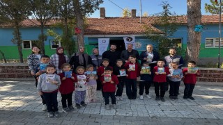 Kütahyada anlamlı proje: 7 köy okuluna bin 700 kitaplık destek
