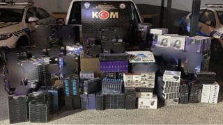Kütahyada bir araçta çok sayıda kaçak elektronik ürün ve telefon aksesuarı ele geçirildi