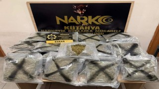 Kütahyada bir kamyonda 33 kilo esrar ve 6,55 gram kokain ele geçirildi, 3 şüpheli tutuklandı