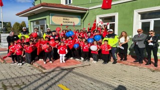 Kütahyada jandarma ekipleri miniklerin Cumhuriyet Bayramını kutladı