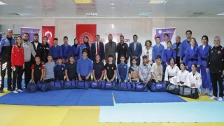 Kütahyada judo ve güreş branşlarında eğitim alan öğrencilere spor malzemesi desteği