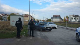 Kütahyada otomobilin çarptığı 2 kişi yaralandı