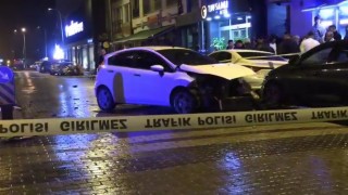 Kütahyada otomobiller çarpıştı: 3 yaralı