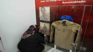 Kütüphaneye adı verilen askerin annesi, oğlunun fotoğrafını severek gözyaşı döktü