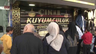 Kuyumcu altınları alıp kaçtı, vatandaşlar dükkanı yağmalamaya çalıştı