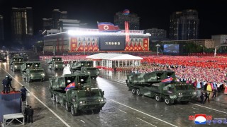 Kuzey Kore, 80. yıl dönümü geçit töreninde yeni kıtalararası füzesini sergiledi