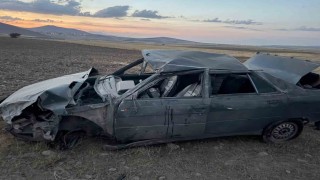 Lastiği patlayan otomobil karşı yoldan gelen cipe çarptı