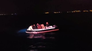 Lastik botta 6 düzensiz göçmen yakalandı