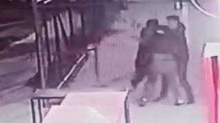 Lise öğrencilerini dövüp bacaklarından bıçakladılar