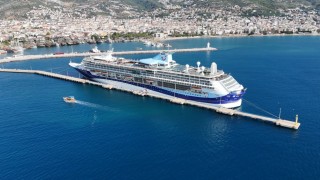 Lüks kruvaziyer bin 739 yolcu, 742 mürettebatıyla Alanyaya demirledi