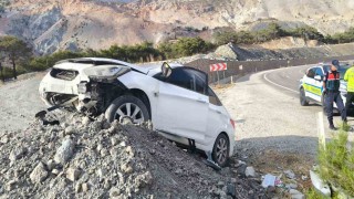 Malatyada   kontrolden çıkan araç toprak yığınına çarptı: 1 yaralı