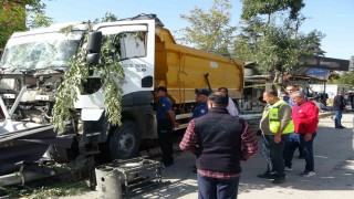 Malatyada kontrolden çıkan hafriyat kamyonu iş yerlerine daldı: 4 iş yeri kullanılamaz hale geldi