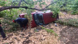 Malatyada virajı alamayan pikap şarampole uçtu: 2 yaralı