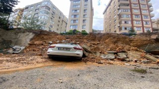 Maltepede istinat duvarı park halindeki 3 otomobilin üzerine çöktü