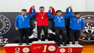 Manavgatlı güreşçilerden çifte şampiyonluk