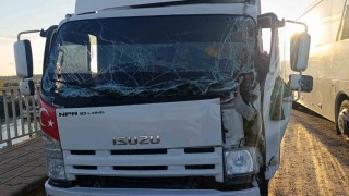 Manavgatta kamyon ile tır çarpıştı