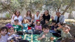 Manavgatta minik ellerden zeytin hasadı