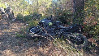 Manavgatta virajı alamayan motosikletli ağaca çarptı: 2 yaralı