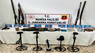 Manisada jandarmadan şok baskın: Uyuşturucu, silah ve tarihi eser ele geçirildi