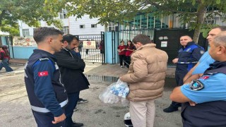 Manisada okul önlerinde seyyar satıcı denetimi