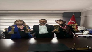 Manisalı kuaförler Antalyadan 4 kupayla döndü