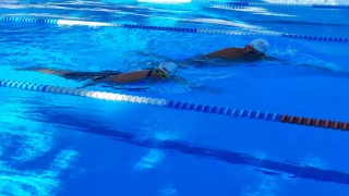 Manşı yüzen ilk Türk kadın, kocasını da 60 yaşında yüzücü yaptı