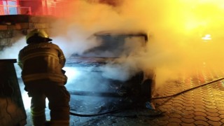 Manyasta park halindeki araç alev alev yandı