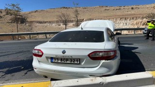 Mardinde bariyerlere çarpan otomobilde maddi hasar meydana geldi