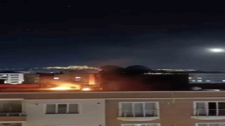 Mardinde binanın çatısında çıkan yangın söndürüldü