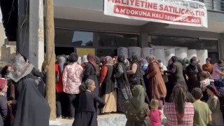 Mardinde halı mağazasında indirim izdihama neden oldu