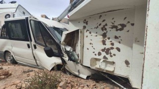 Mardinde mucur boşaltan kamyon, park halindeki minibüsün üzerine devrildi